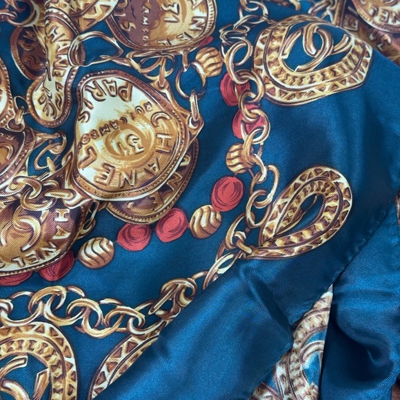 CHANEL COCO MARK
LOGO GOLD CHAIN
AND COIN PATTERN - Picture 5 of 6